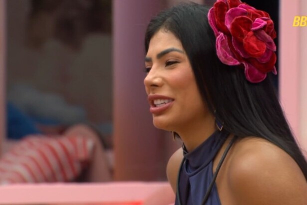 Marciele, com uma assessório na cabeça, em conversa no quarto do BBB 26
