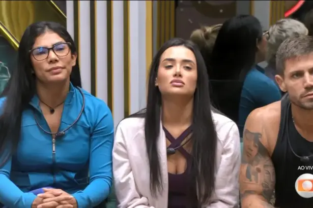 Marciele faz cara de triste ao lado de Jordana e Jonas na formação da Prova do líder do BBB 26. Ambos estão sentados na sala