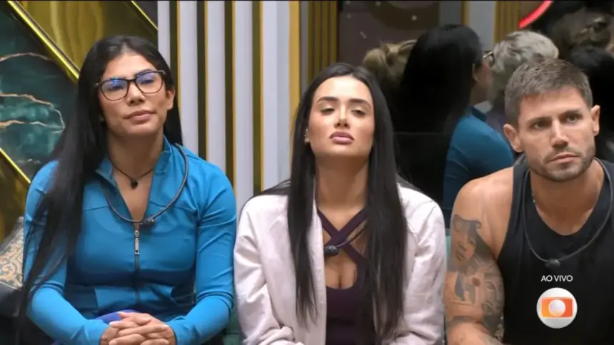 Marciele faz cara de triste ao lado de Jordana e Jonas na formação da Prova do líder do BBB 26. Ambos estão sentados na sala