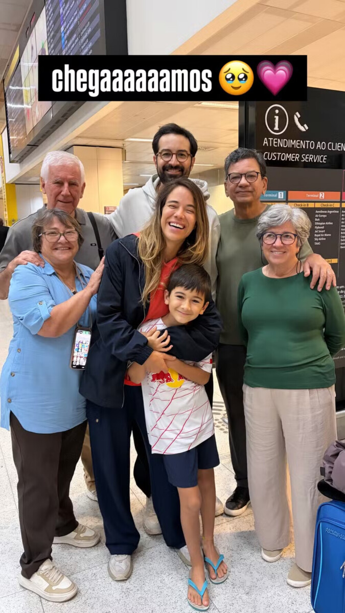 Miá Mello e familiares no aeroporto de Guarulhos, em São Paulo, sorridentes e emocionados 
