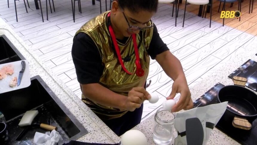 Milena na cozinha do BBB 26 fazendo um suco fake com restos de ovos