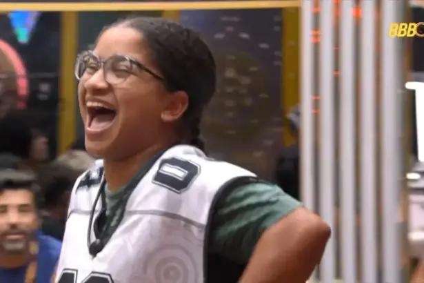 Milena sorrir com a boca aberta ao descobrir que venceu a Prova do Anjo do BBB 26