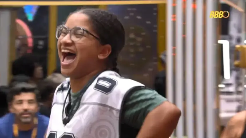 Milena sorrir com a boca aberta ao descobrir que venceu a Prova do Anjo do BBB 26