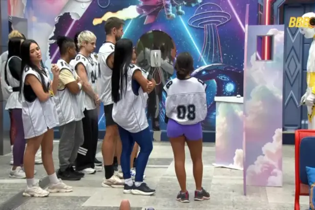 Participantes observam as explicações da Prova do Anjo do BBB 26