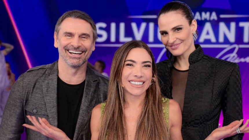 Murilo Rosa e Fernanda Tavares, ao lado de Patricia Abravanel, posando no cenário do Programa Silvio Santos