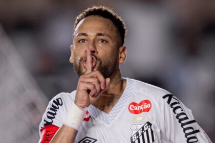 Neymar fazendo um sinal de silêncio com o dedo, em jogo com a camisa do Santos