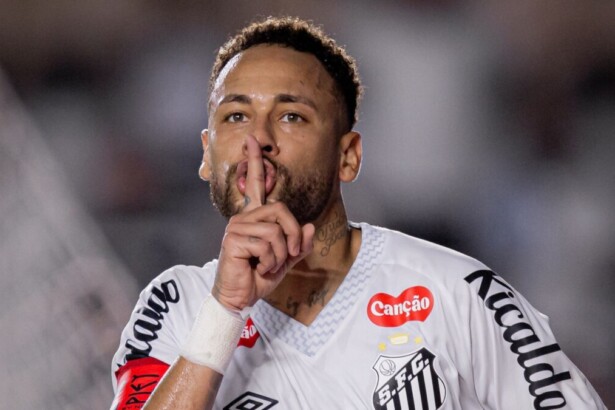 Neymar fazendo um sinal de silêncio com o dedo, em jogo com a camisa do Santos