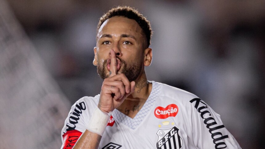 Neymar fazendo um sinal de silêncio com o dedo, em jogo com a camisa do Santos