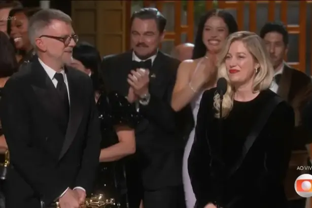 Elenco de “Uma batalha após a outra” no palco do Oscar 2026