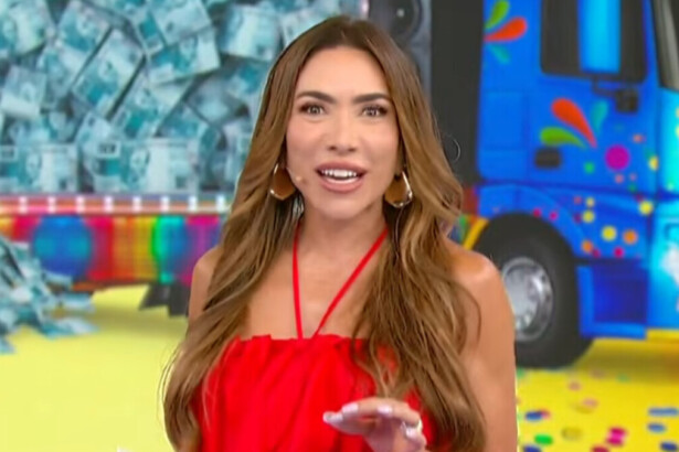 Patricia Abravanel, com um vestido vermelho, em trecho do terceiro sorteio da Tele Sena de Carnaval