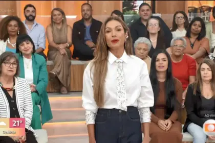 Patricia Poeta veste uma blusa branca e calça jeans na abertura do programa Encontro