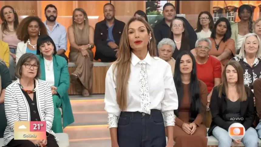 Patricia Poeta veste uma blusa branca e calça jeans na abertura do programa Encontro