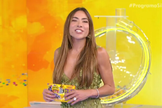 Patricia Poeta, com um vestido verde, em trecho do quinto sorteio da Tele Sena de Carnaval