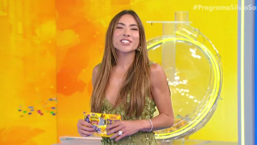Patricia Poeta, com um vestido verde, em trecho do quinto sorteio da Tele Sena de Carnaval
