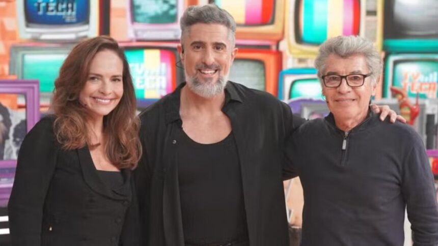Paulo Betti e Luiza Tomé, abraçados a Marcos Mion, no Caldeirão