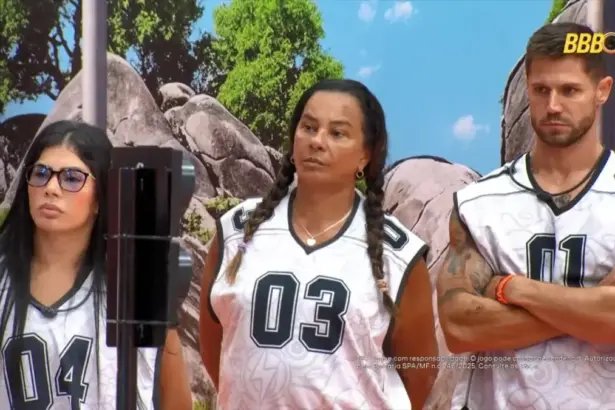 Marciele, Solange e Jonas em pé olhando o cenário da Prova do Anjo