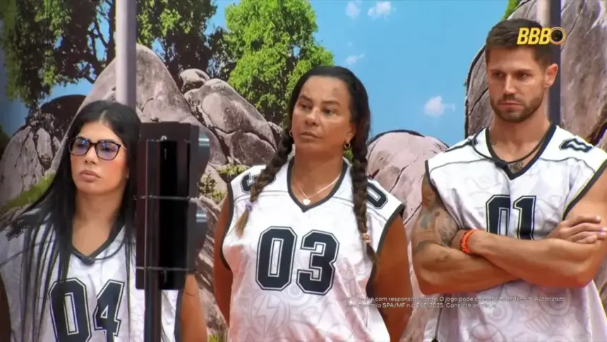 Marciele, Solange e Jonas em pé olhando o cenário da Prova do Anjo