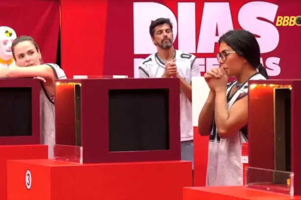 Ana Paula Renaul olha para Marciele que aparece frustrada com o resultado da Prova do Líder do BBB 26