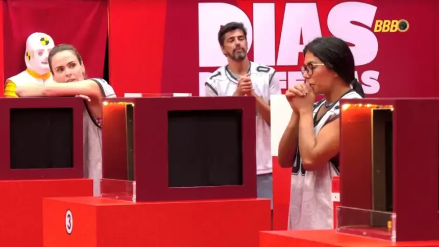 Ana Paula Renaul olha para Marciele que aparece frustrada com o resultado da Prova do Líder do BBB 26