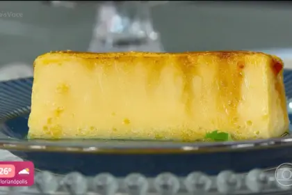 Pedaço do Pudim brûlée da Ana Maria Braga em um prato transparente do mais Você