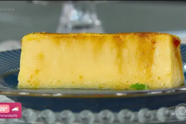 Pedaço do Pudim brûlée da Ana Maria Braga em um prato transparente do mais Você