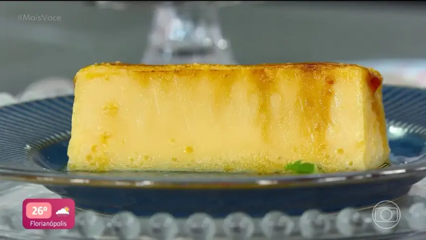 Pedaço do Pudim brûlée da Ana Maria Braga em um prato transparente do mais Você