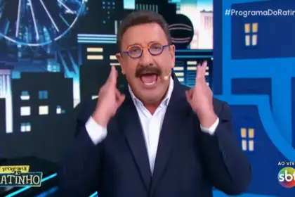 Ratinho com as mãos levantadas e a boca aberta falando contra Erika Hilton no cenário do Programa do Ratinho no SBT