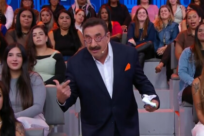 Ratinho gesticulando em frente a plateia no Programa do Ratinho