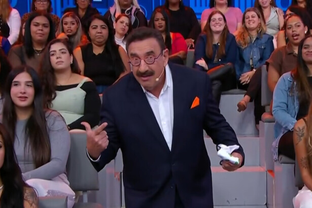 Ratinho gesticulando em frente a plateia no Programa do Ratinho
