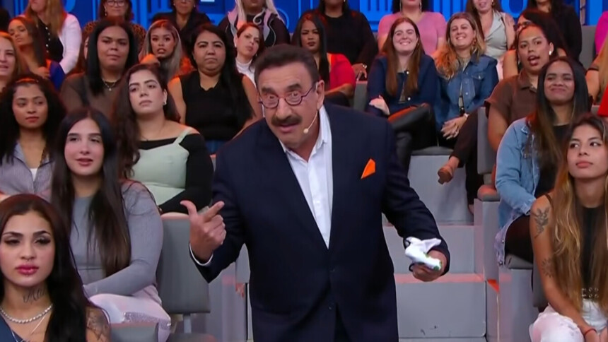 Ratinho gesticulando em frente a plateia no Programa do Ratinho