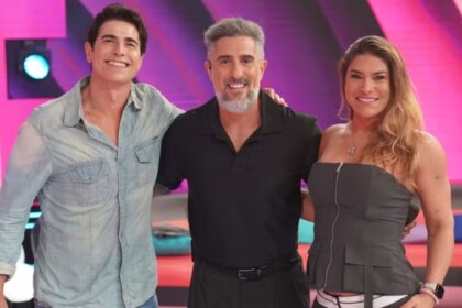 Reynaldo Gianecchini e Priscila Fantin, posando ao lado de Marcos Mion, no Caldeirão