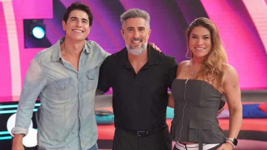 Reynaldo Gianecchini e Priscila Fantin, posando ao lado de Marcos Mion, no Caldeirão