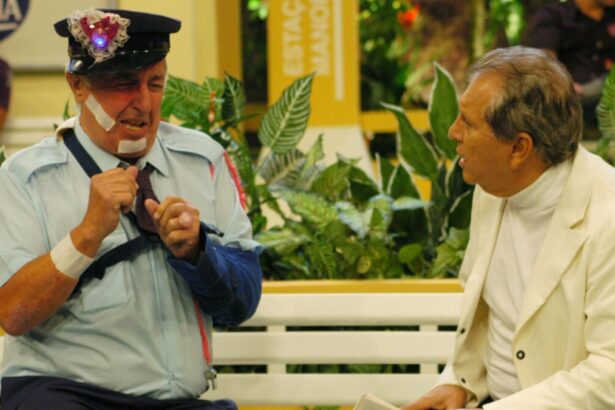 Roberto Marquis e Carlos Alberto de Nobrega sentados no banco de A Praça é Nossa