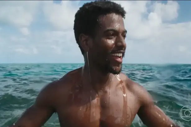 Ronald Sotto como Tonho, todo molhado no mar, em cena da novela A Nobreza do Amor