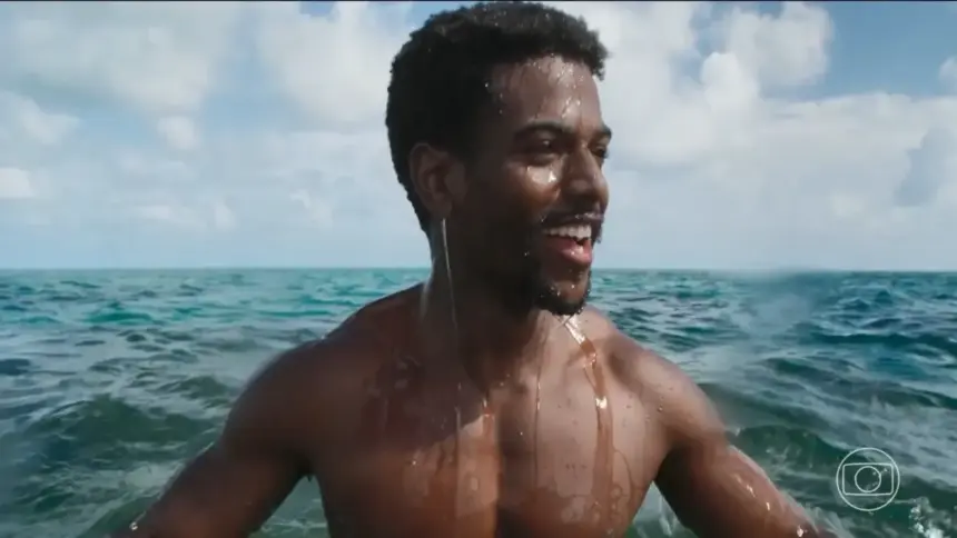 Ronald Sotto como Tonho, todo molhado no mar, em cena da novela A Nobreza do Amor