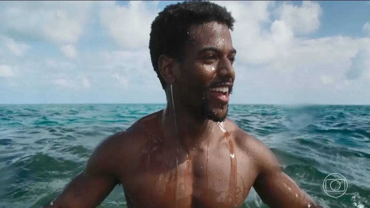 Ronald Sotto como Tonho, todo molhado no mar, em cena da novela A Nobreza do Amor