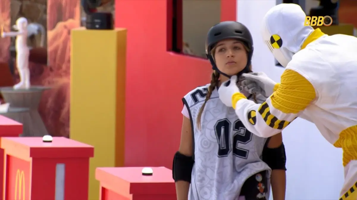 Dummie ajusta capacete de Samira na Prova do Anjo