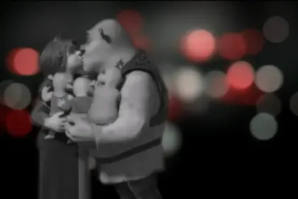 Fiona e Shrek se beijam sob o efeito de congelamento de Avenida Brasil em preto e branco na sessão da tarde da Globo