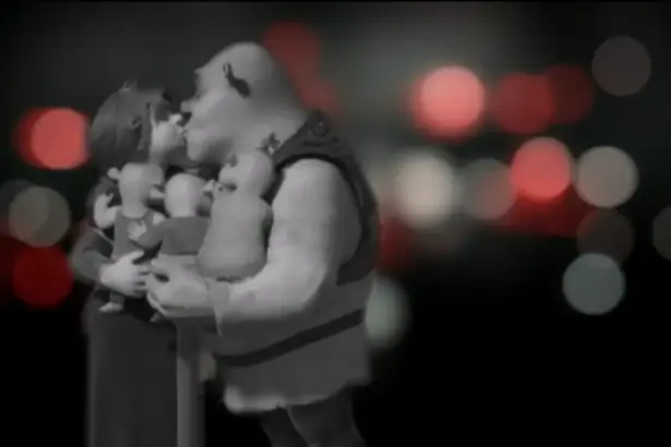 Fiona e Shrek se beijam sob o efeito de congelamento de Avenida Brasil em preto e branco na sessão da tarde da Globo