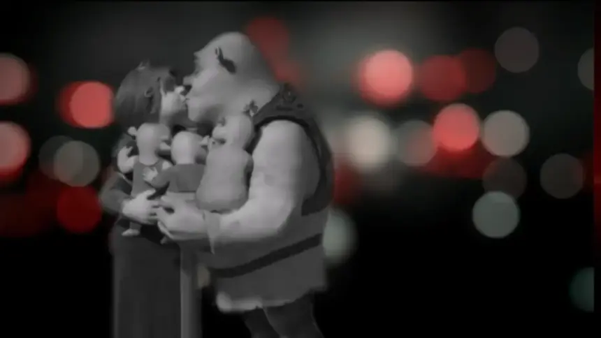 Fiona e Shrek se beijam sob o efeito de congelamento de Avenida Brasil em preto e branco na sessão da tarde da Globo
