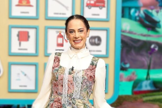 Silvia Abravanel de vestido colorido e sorridente no estúdio do Sábado Animado