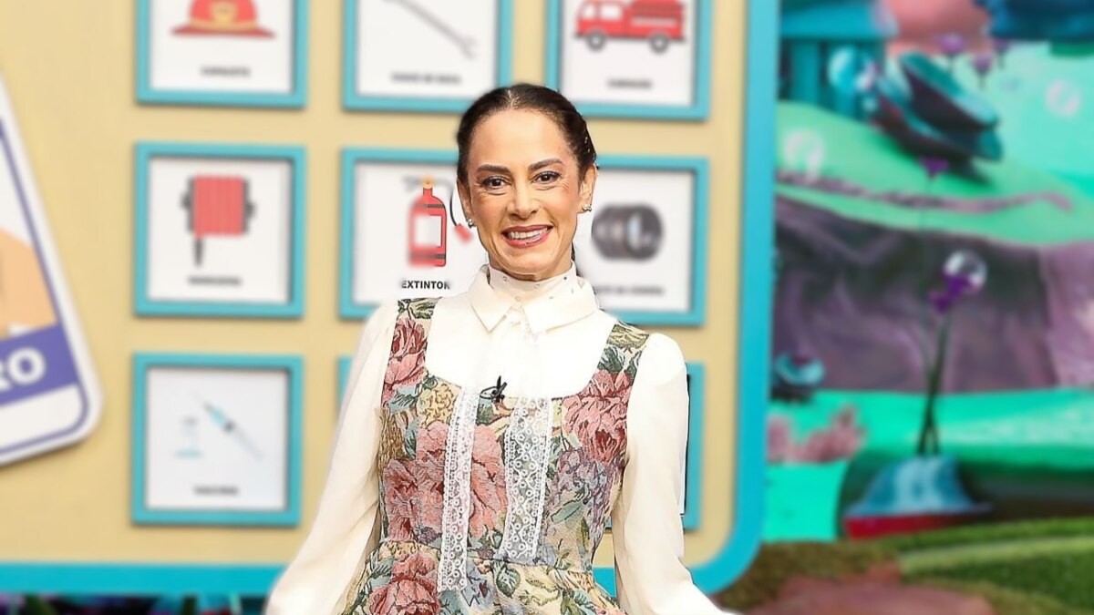 Silvia Abravanel de vestido colorido e sorridente no estúdio do Sábado Animado