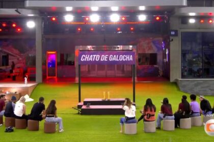 Brothers sentados na área externa do BBB 26 no Sincerão Chato de Galocha