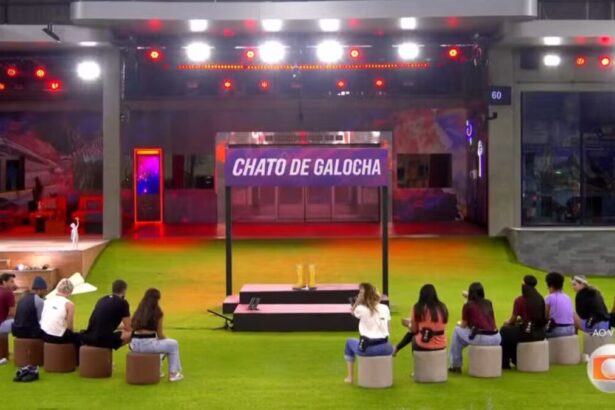 Brothers sentados na área externa do BBB 26 no Sincerão Chato de Galocha