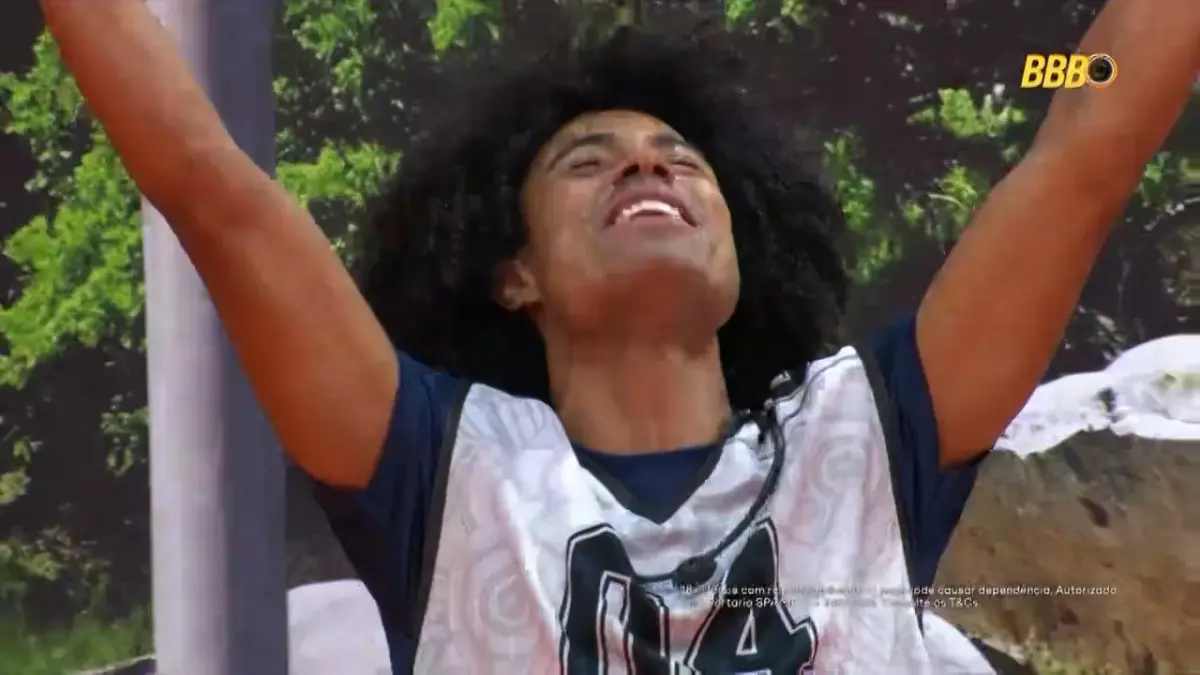 Breno levanta os braços e celebra vitória no BBB 26