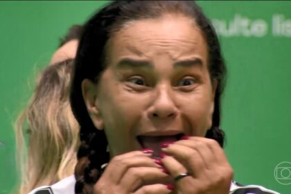 Solange Couto com as mãos na boca gritando de felicidade ao vencer a Prova do Anjo no BBB 26