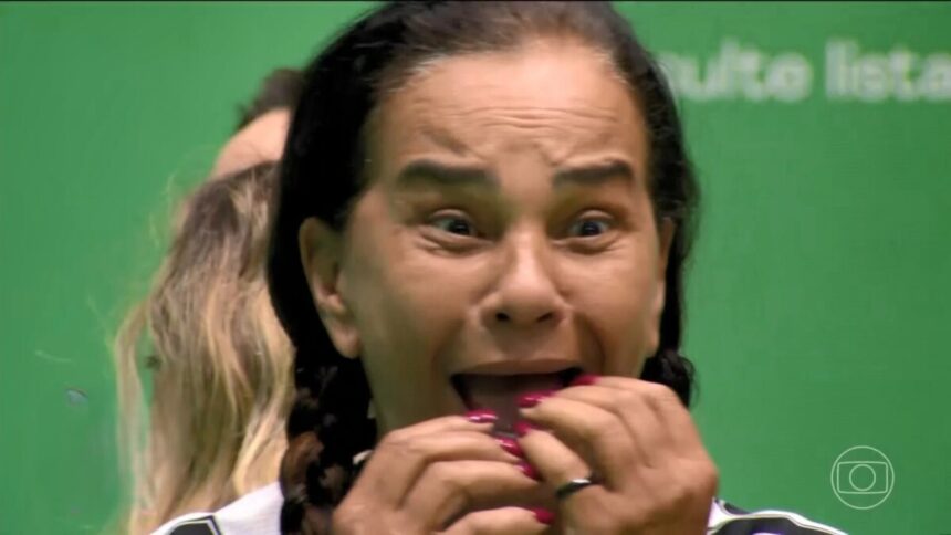 Solange Couto com as mãos na boca gritando de felicidade ao vencer a Prova do Anjo no BBB 26