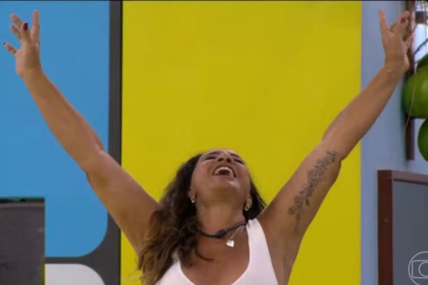Solange Couto com os braços pro alto e também olhando pro alto após vencer a Prova Bate e Volta no BBB 26