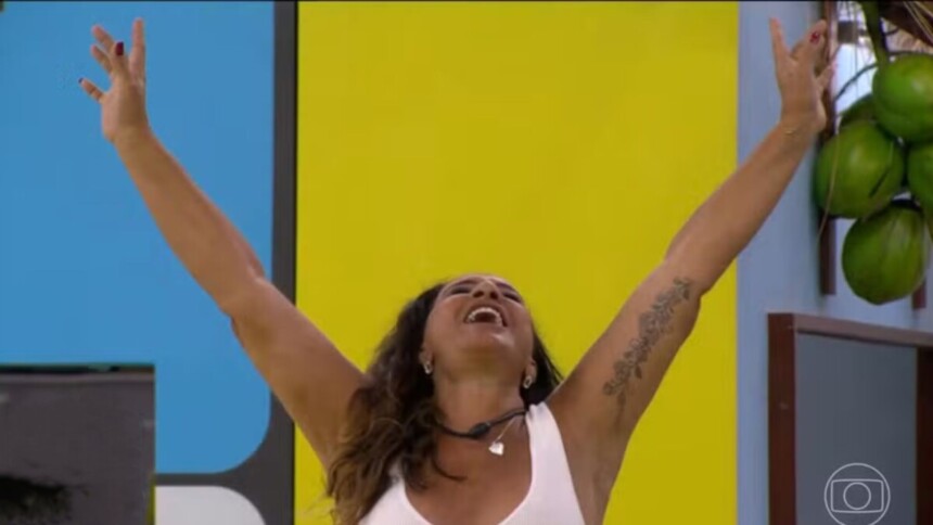 Solange Couto com os braços pro alto e também olhando pro alto após vencer a Prova Bate e Volta no BBB 26