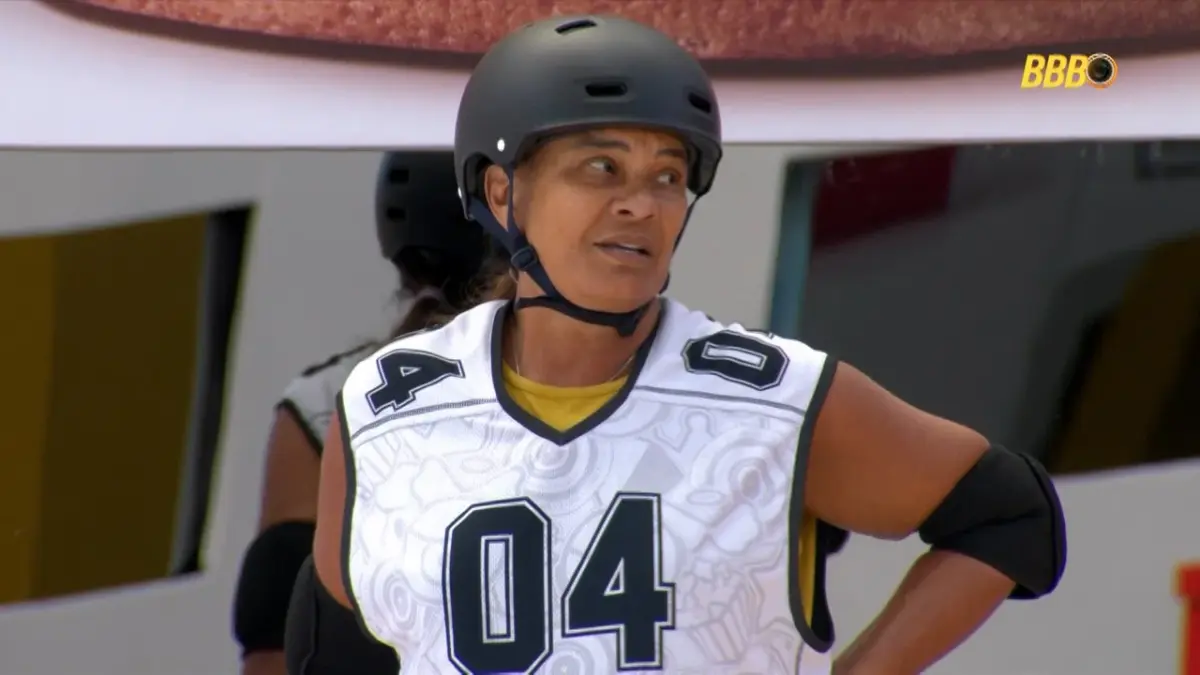 Solange com roupa e capacete da Prova do Anjo, triste com resultado 